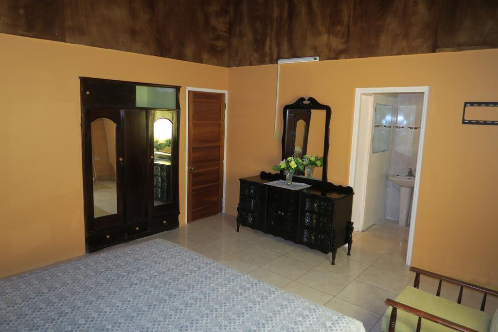 Enchanted Villas Inn Монтего Бей Екстериор снимка