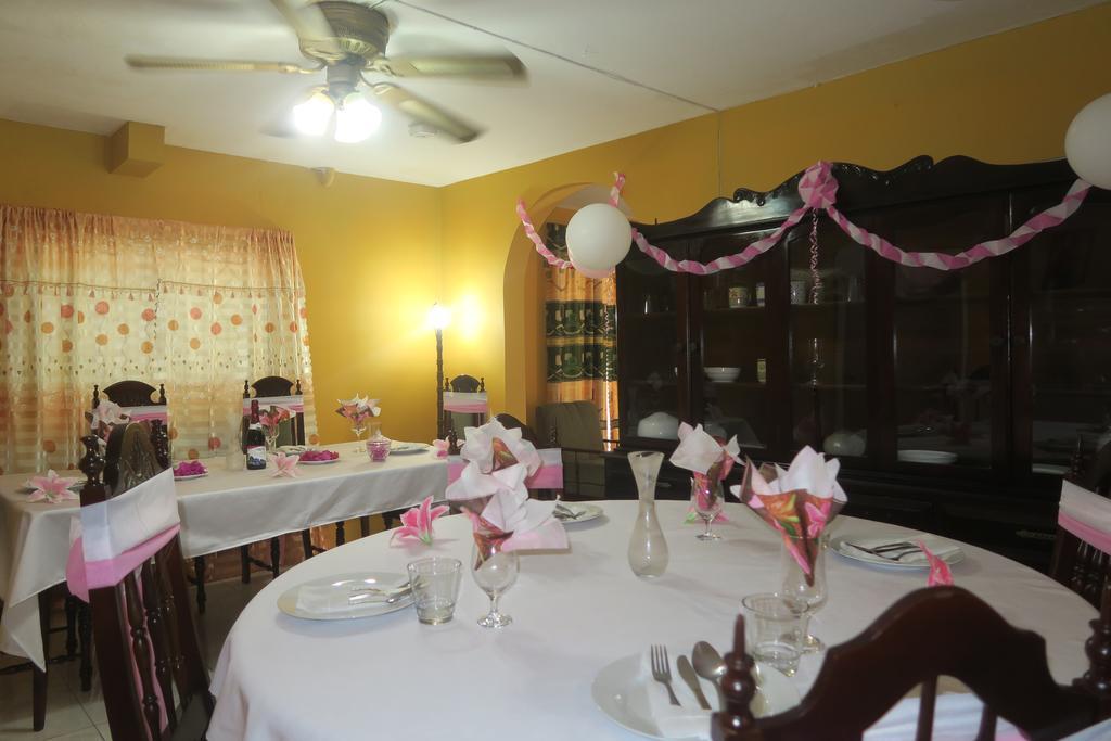 Enchanted Villas Inn Монтего Бей Екстериор снимка