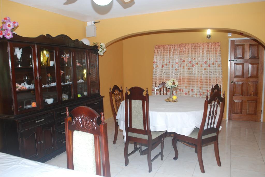 Enchanted Villas Inn Монтего Бей Екстериор снимка