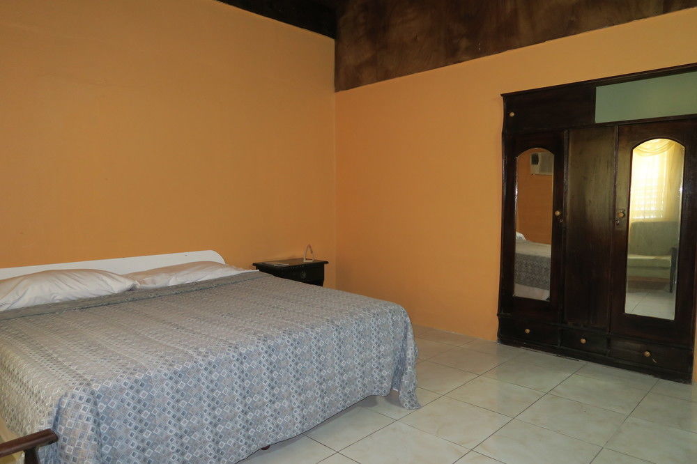 Enchanted Villas Inn Монтего Бей Екстериор снимка