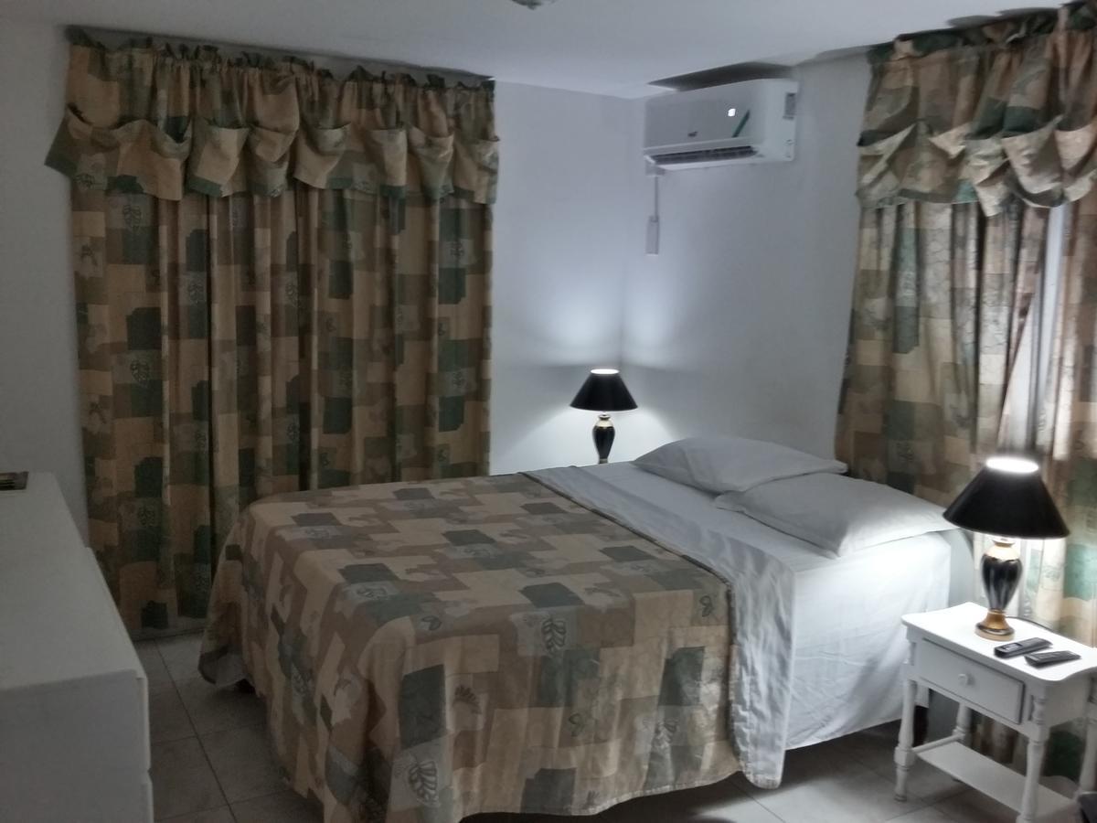 Enchanted Villas Inn Монтего Бей Екстериор снимка