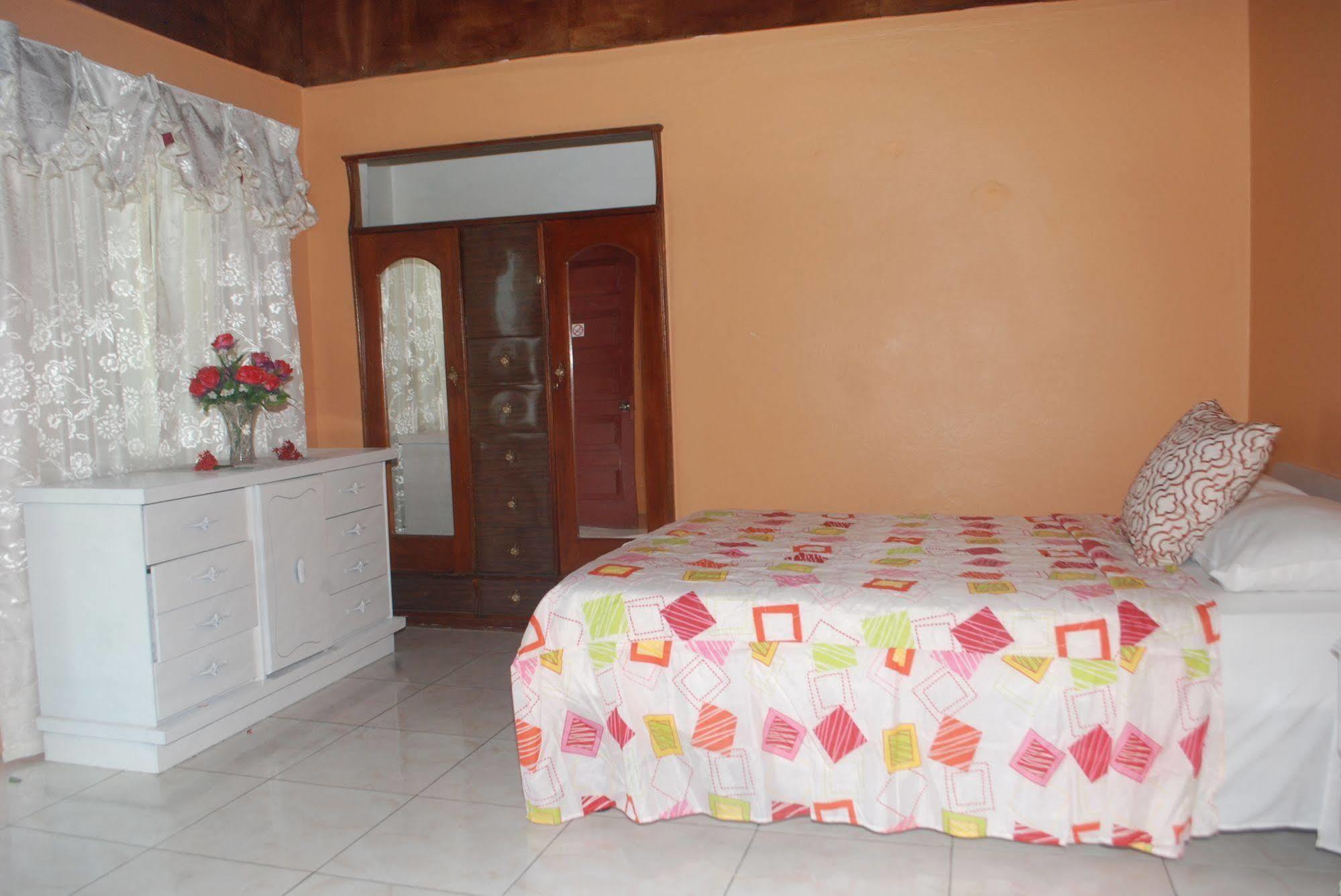 Enchanted Villas Inn Монтего Бей Екстериор снимка