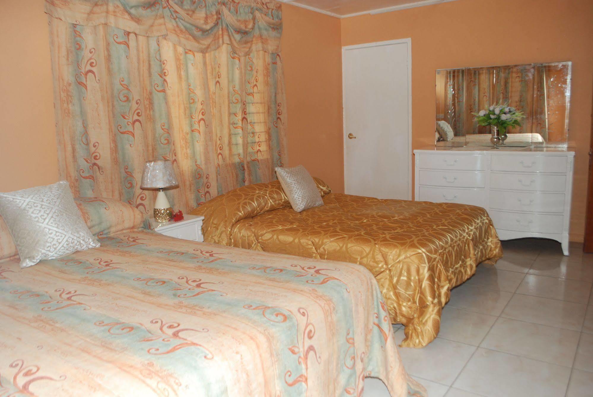 Enchanted Villas Inn Монтего Бей Екстериор снимка