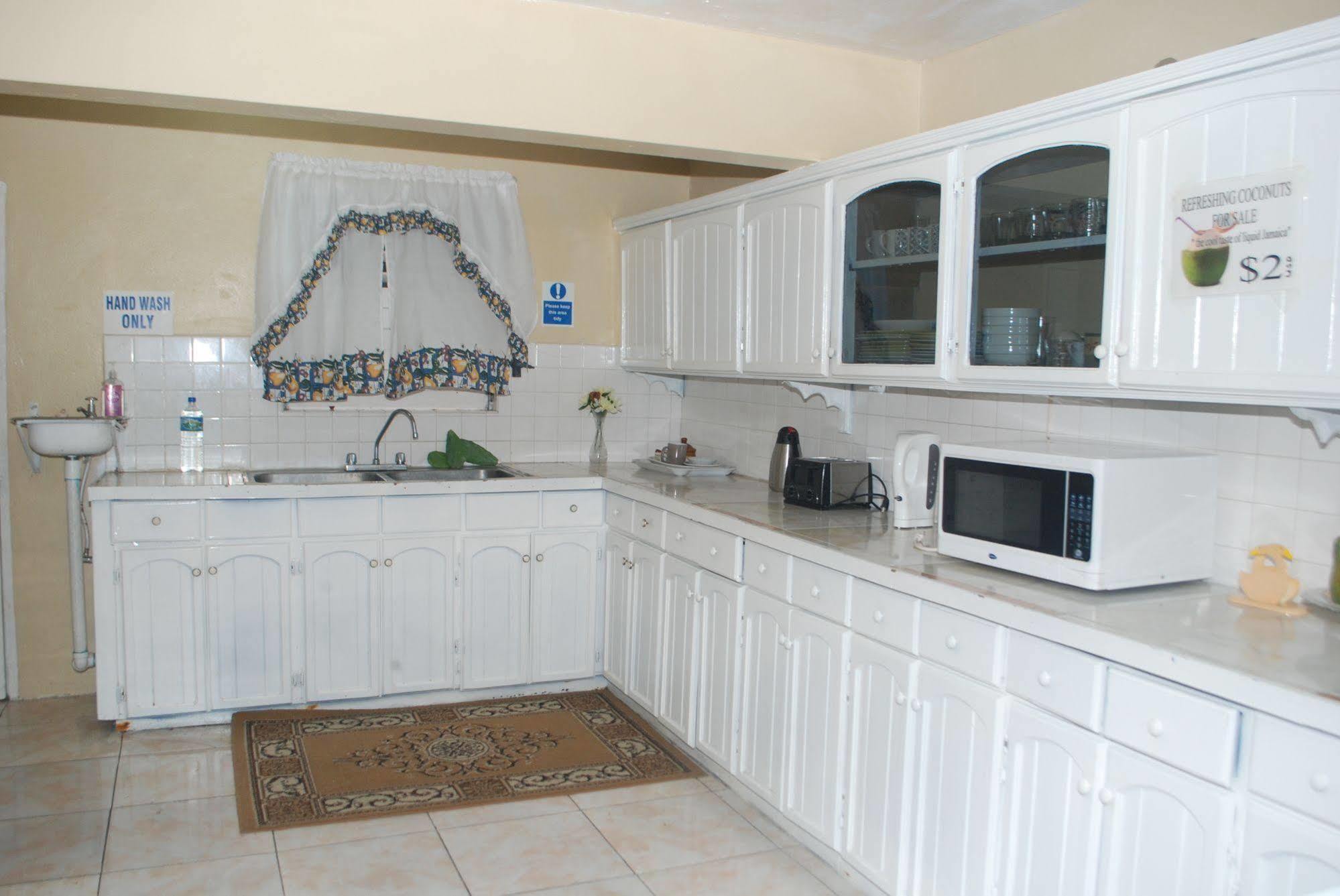 Enchanted Villas Inn Монтего Бей Екстериор снимка