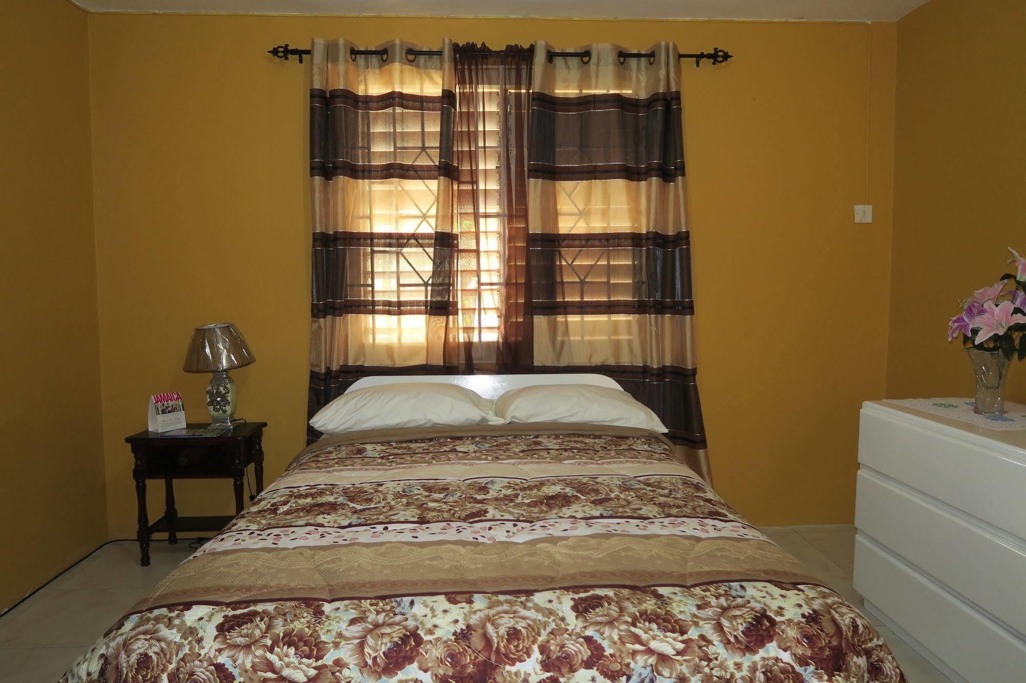 Enchanted Villas Inn Монтего Бей Екстериор снимка